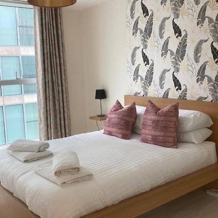 Modern Apartment Located In Cmk Restaurant Quarter Milton Keynes Buitenkant foto